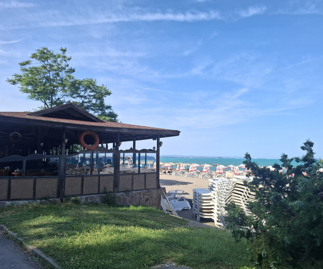 Light studio with balcony close to sea and center