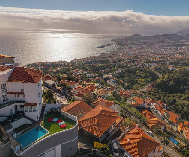 Apartamento de 2 dormitorios con jardín, piscina y vistas a la bahía sobre Funchal