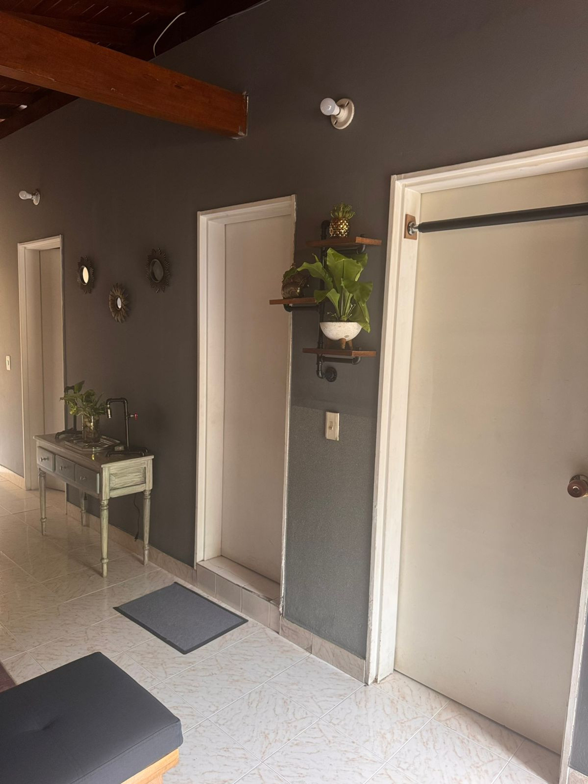 Sala y las diferentes habitaciones y baño
