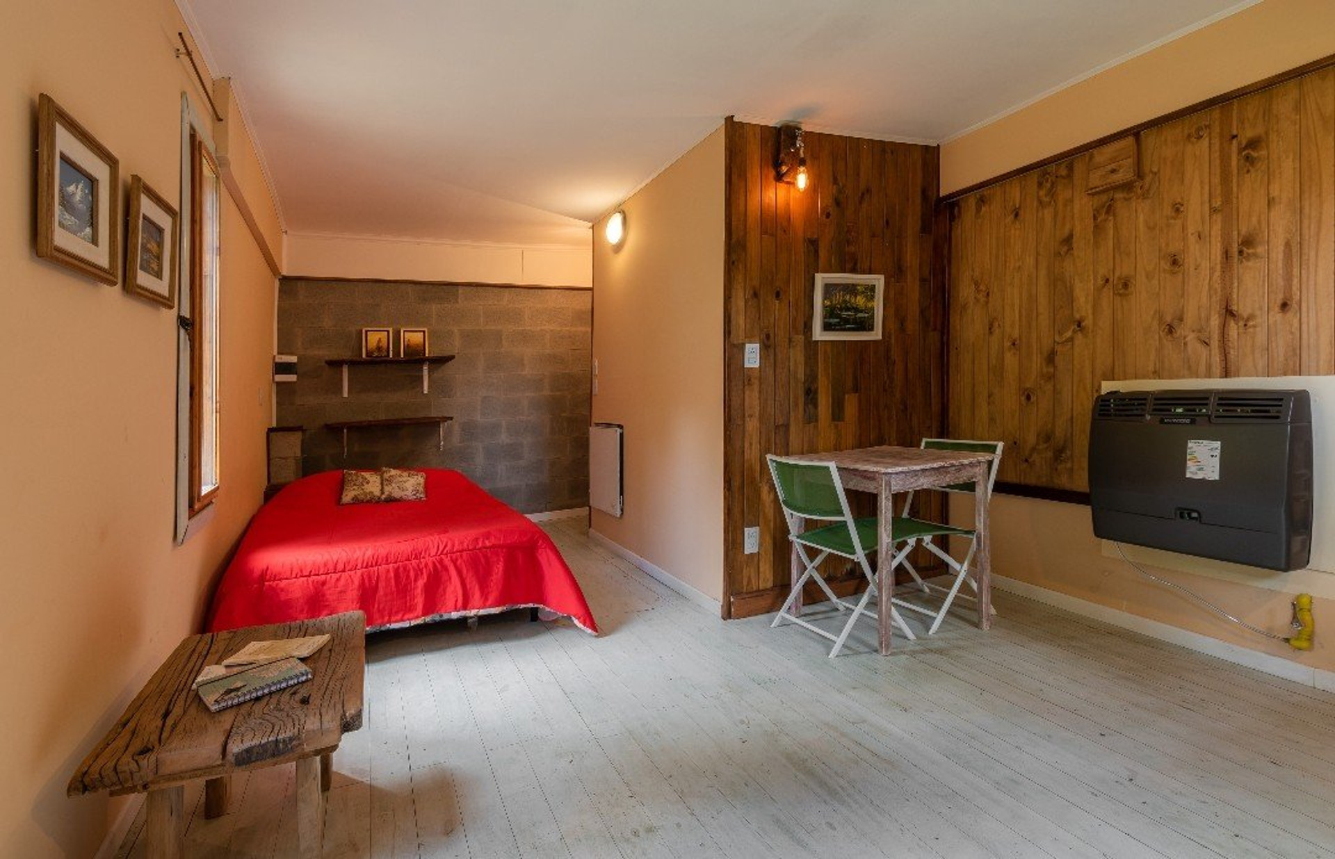 Cama matrimonial y espacio de comerdor