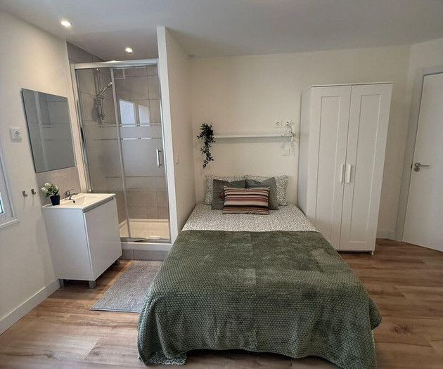 Double bedroom with private bathroom