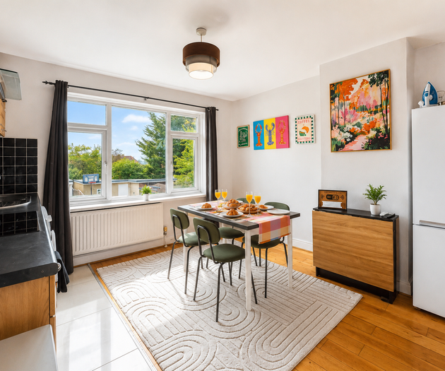 Spacious 3BR Flat Sleeps 7 in Greenford
