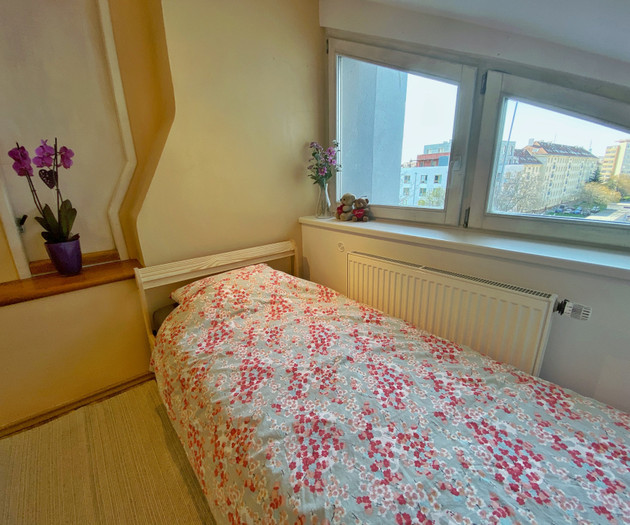 Sunny flat 5 minutes away from subway