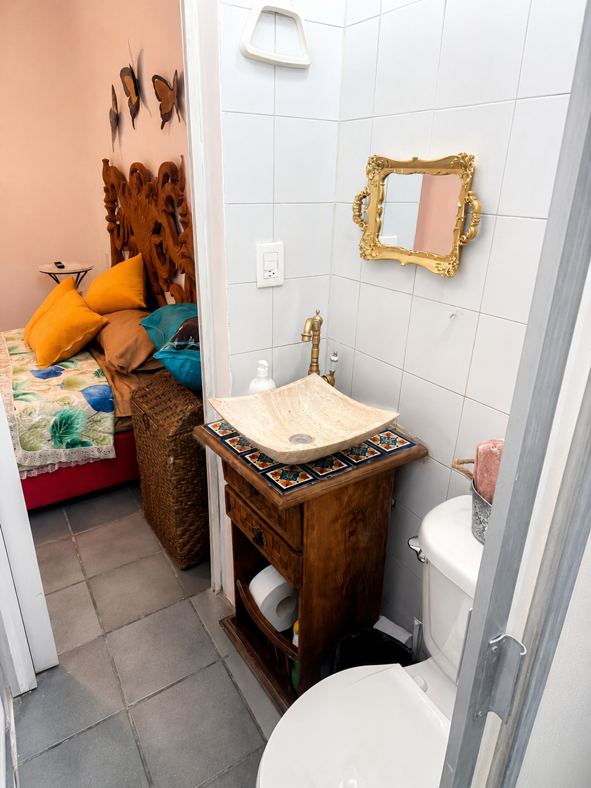 Private bathroom with an artisanal sink, decorative mirror, towels included, and direct access from the bedroom.Baño privado con lavabo artesanal, espejo decorativo, toallas incluidas y acceso directo desde la recámara.