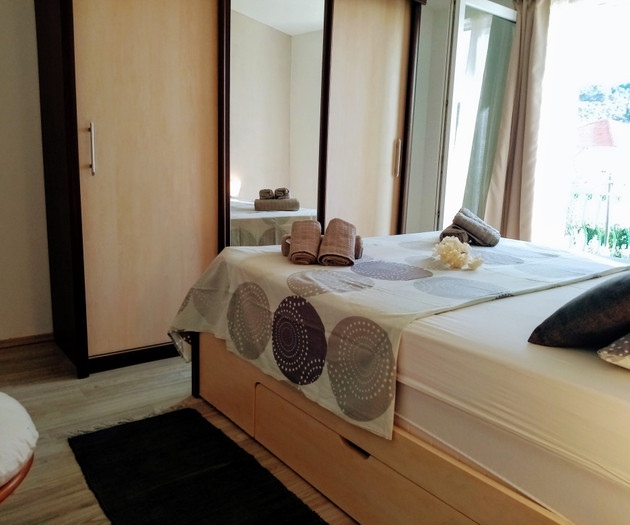 Bedroom with wardrobe and towels