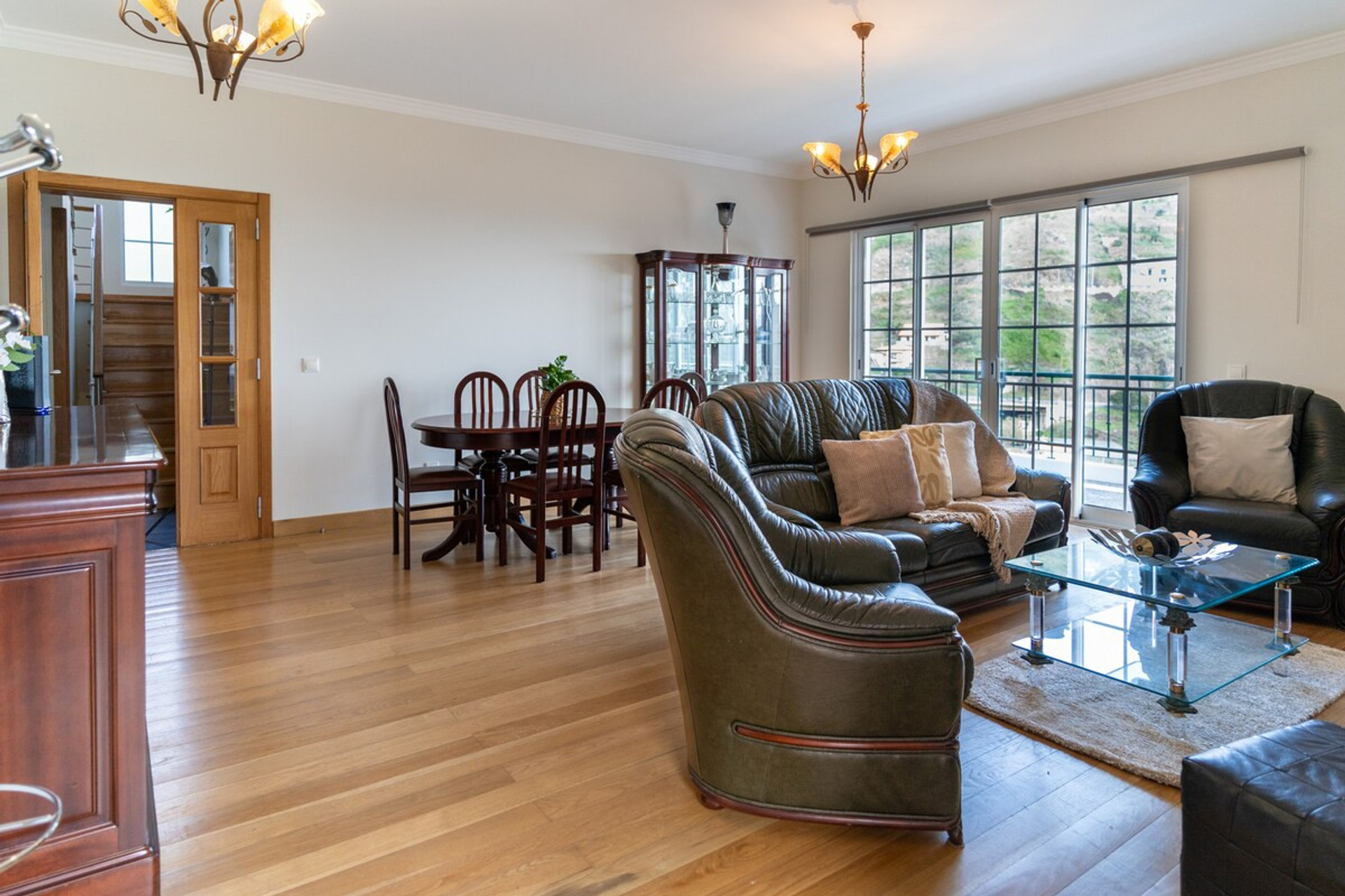 Large and spacious living/dining room, large windows and natural lighting, creating a comfortable and sophisticated environment.