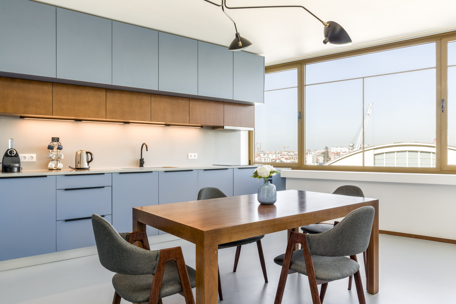 Dining area integrated into a functional and elegant living space