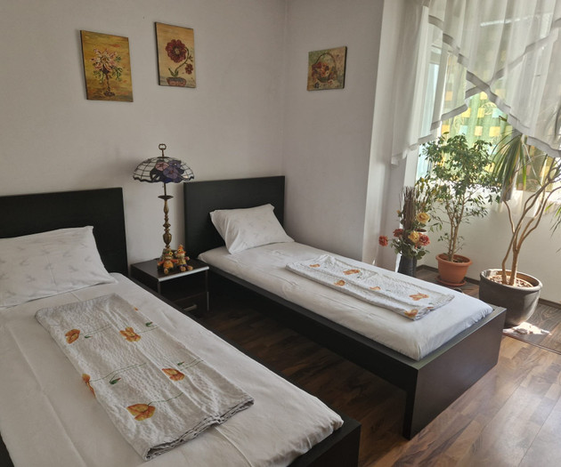 Large Group Accommodation Bucharest, 4 apt,20slips