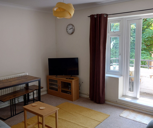 3 bedroom flat with balcony, 500m to rail station