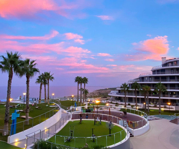 Luxury Beachfront Apt | Heated Pool, Gym & Seaview