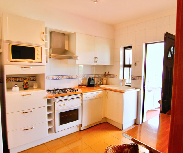 Alto dos Caliços 2BR House w/ Garden by LovelyStay