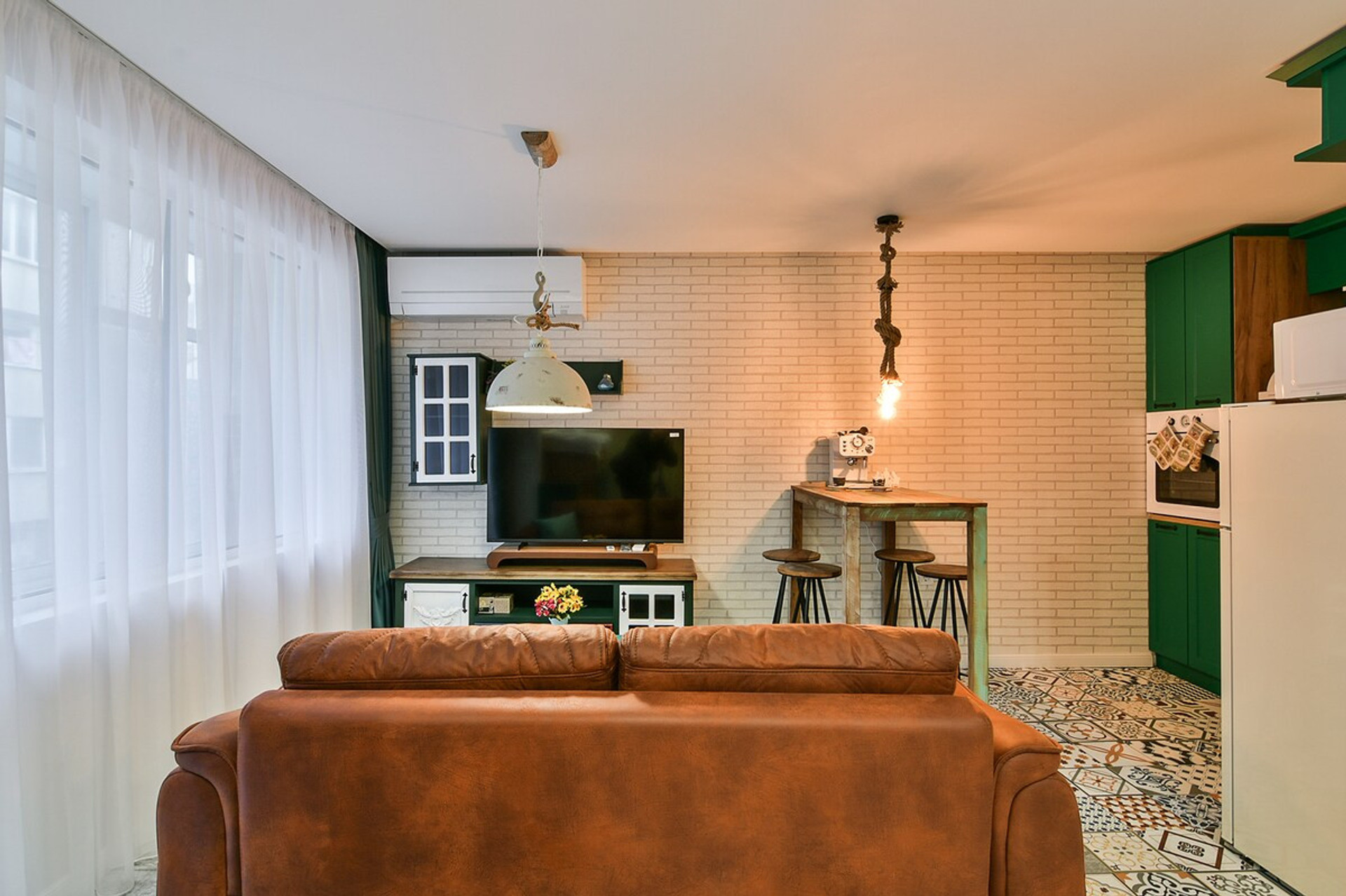 Stylish living room with natural elements – A cozy and well-decorated space with warm lighting, comfortable seating, and beautiful rustic-industrial decor.