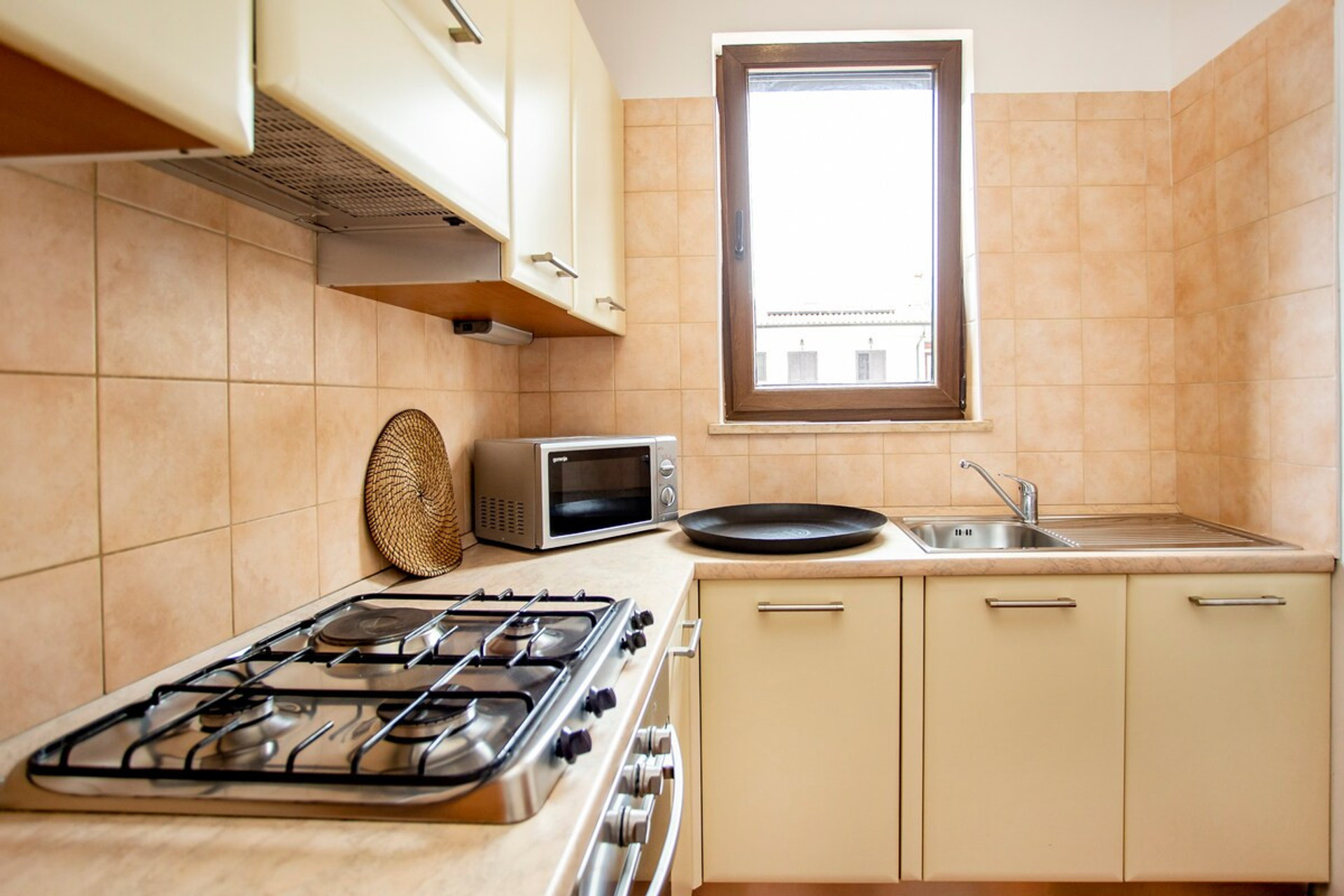 Full kitchen image 1