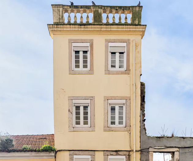 Bright 2-Bedroom Apartment with Terrace near Rato