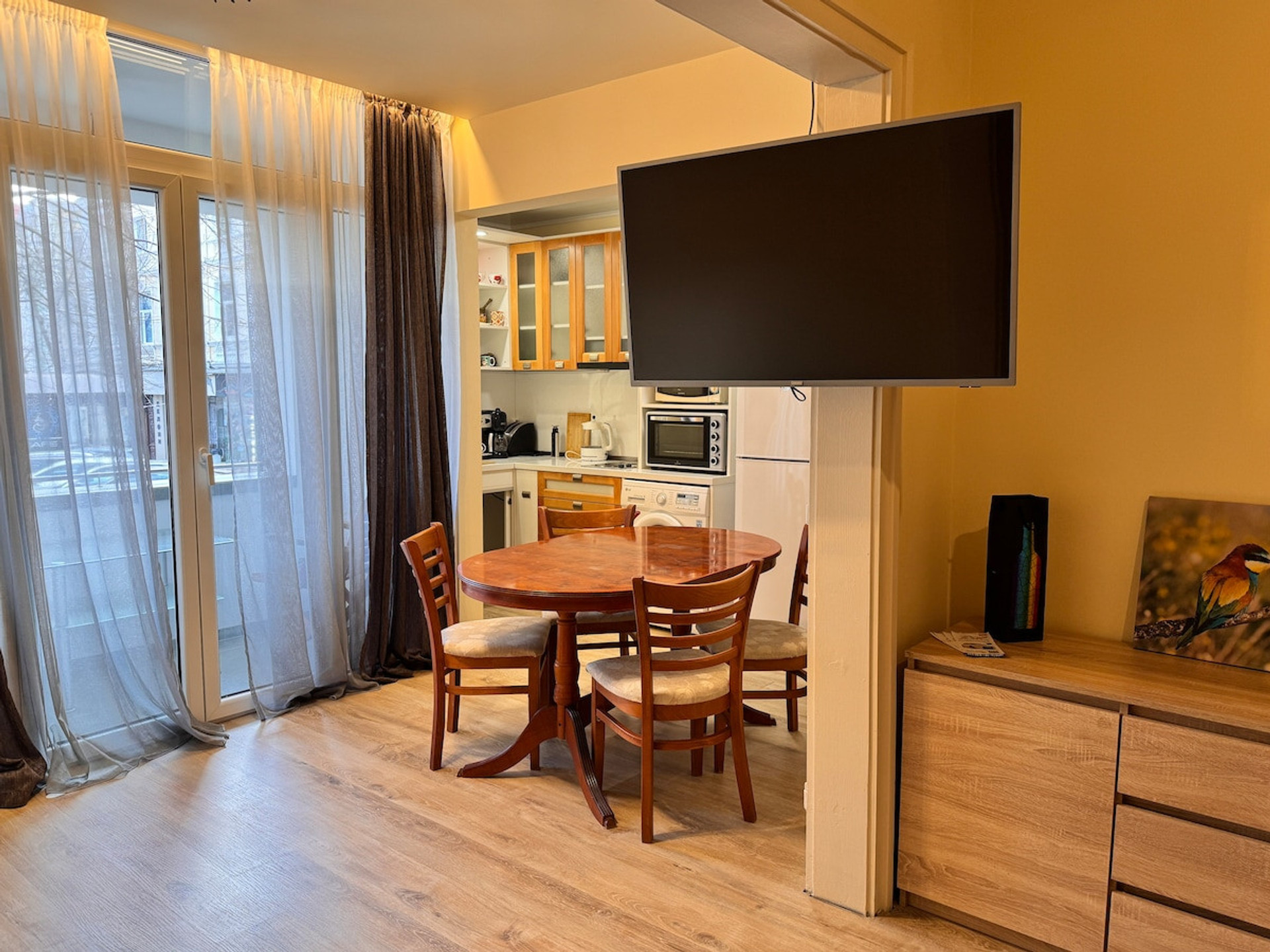 Dining area image 2