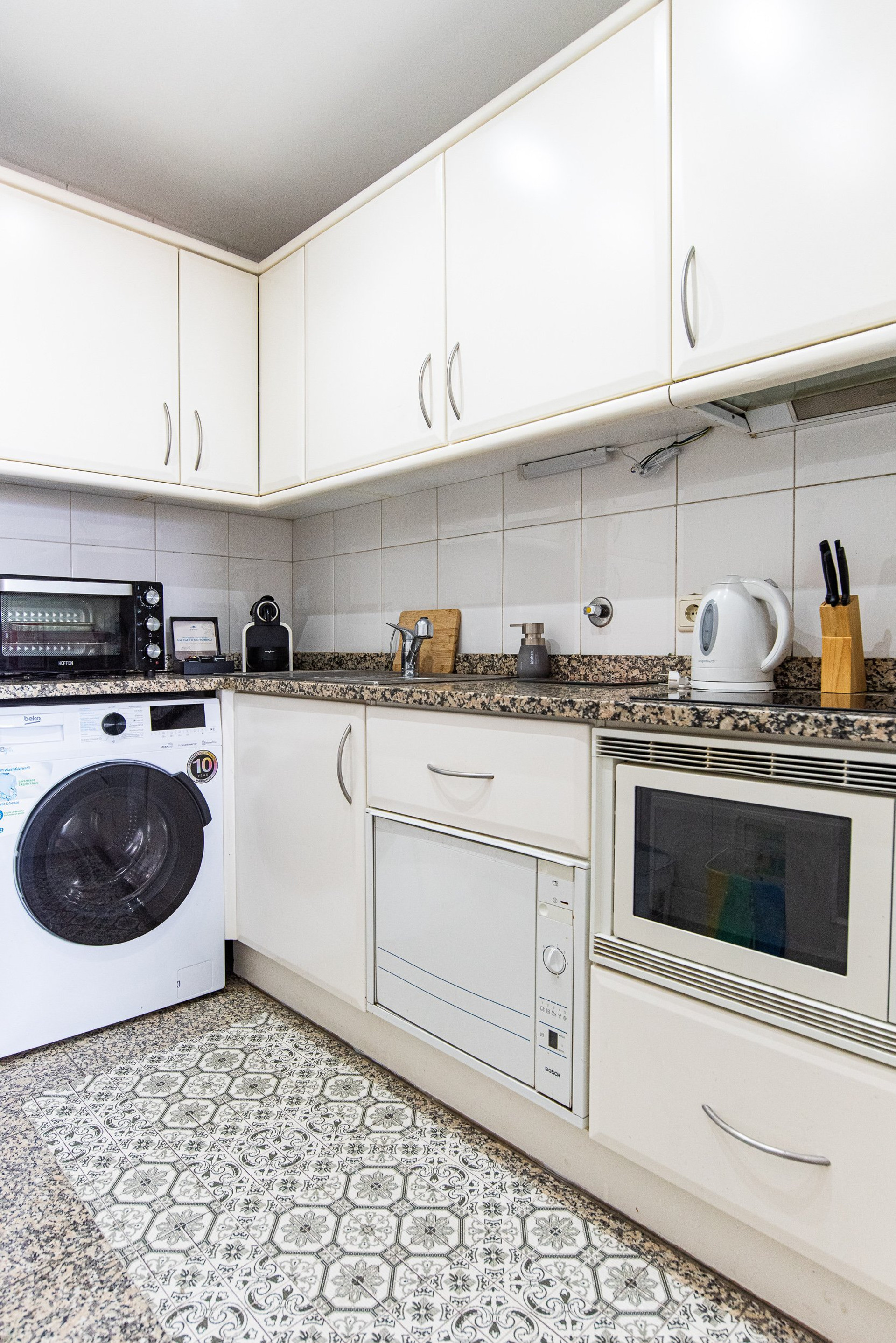 Compact kitchen with washing machine