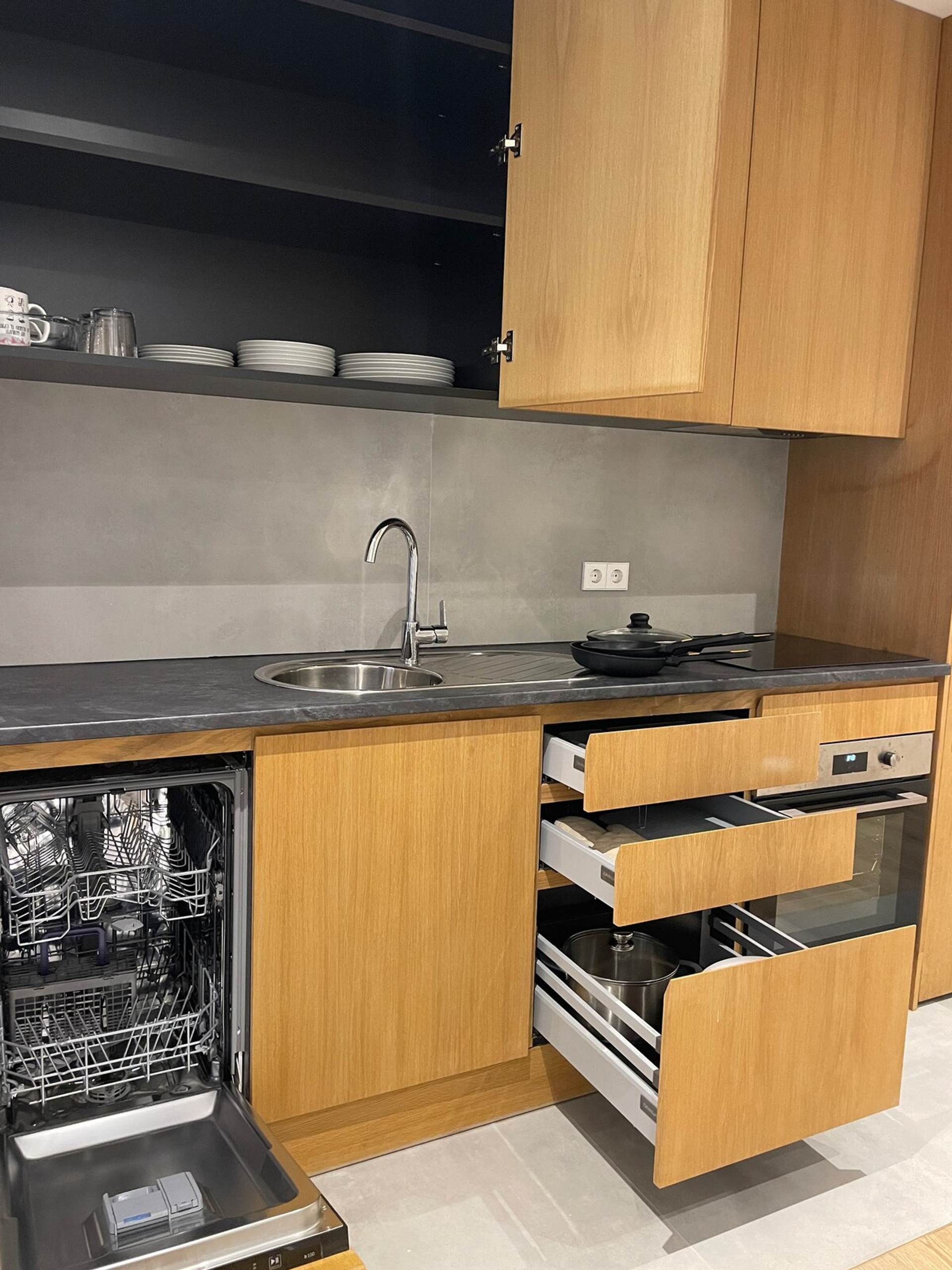 Full kitchen image 2