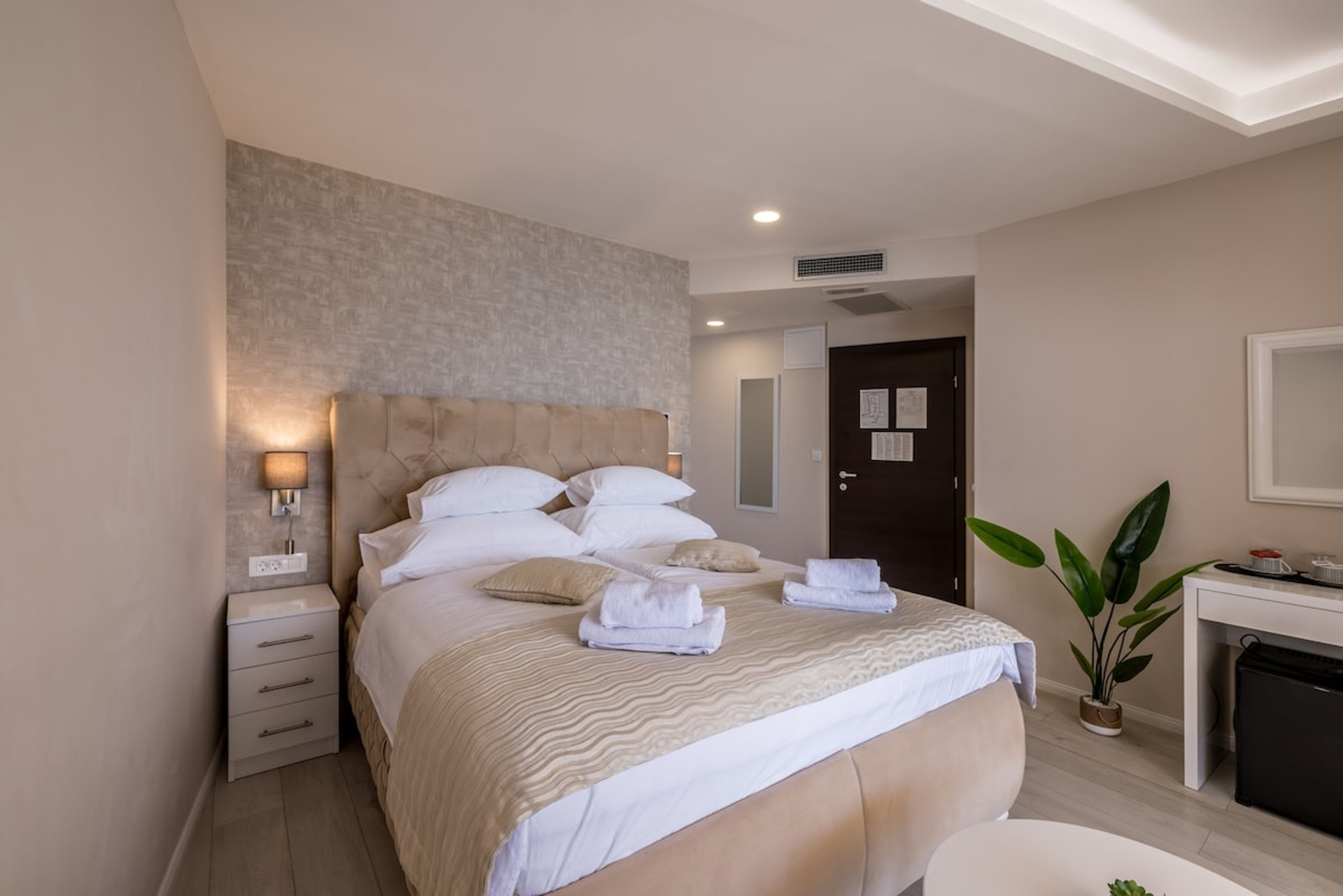 Bedroom with a queen-size bed.