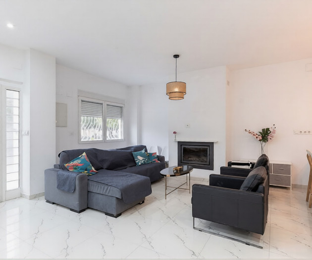 Large, modern house in Valencia City!