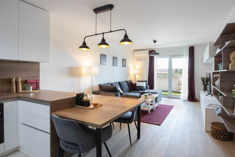 Stylish 2BDR Apartment- FREE GARAGE preview