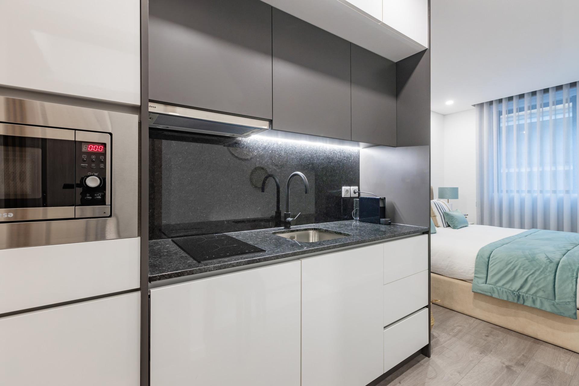 Equipped kitchenette with washing machine.