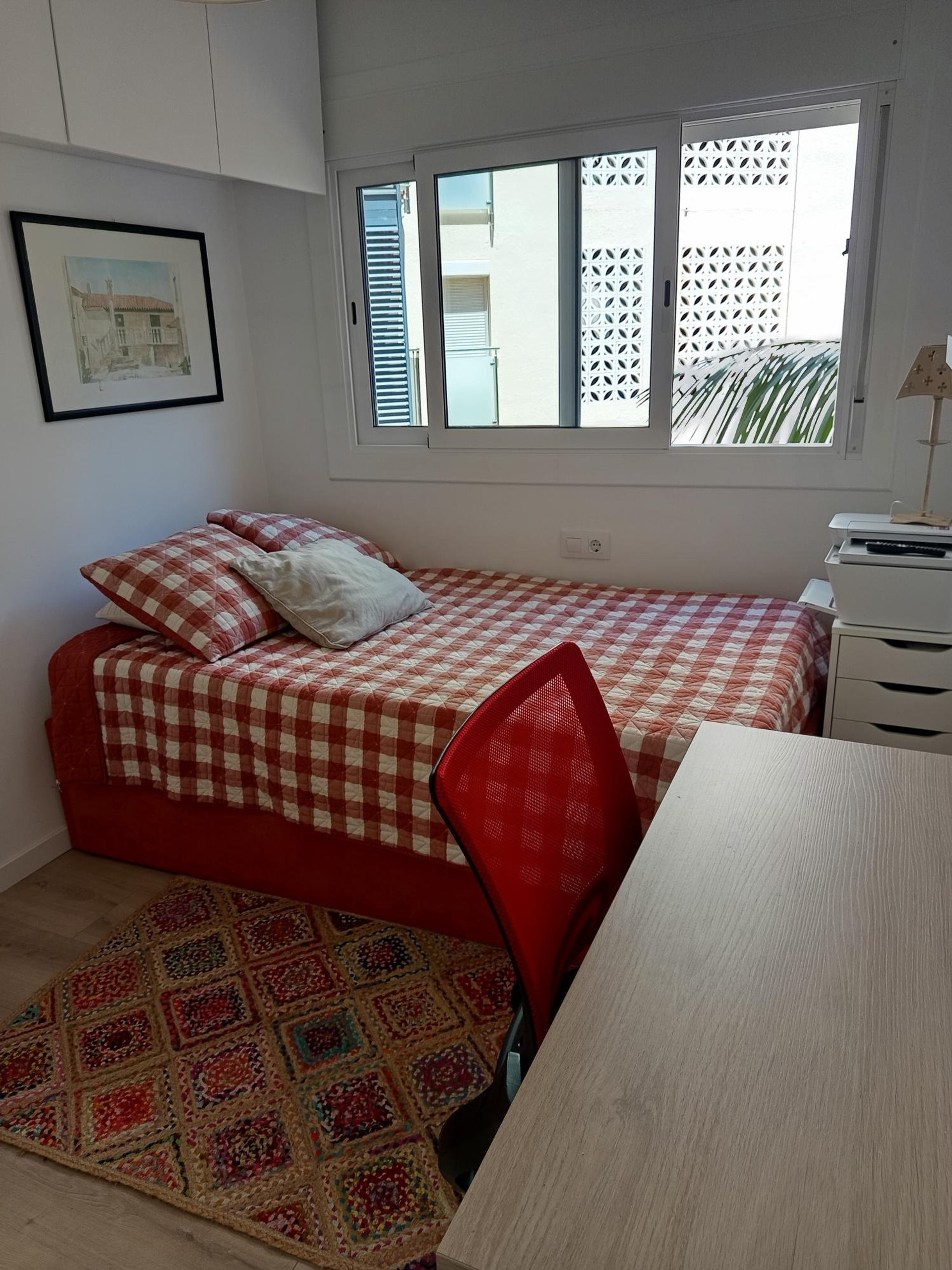 Single bedroom with desk window
