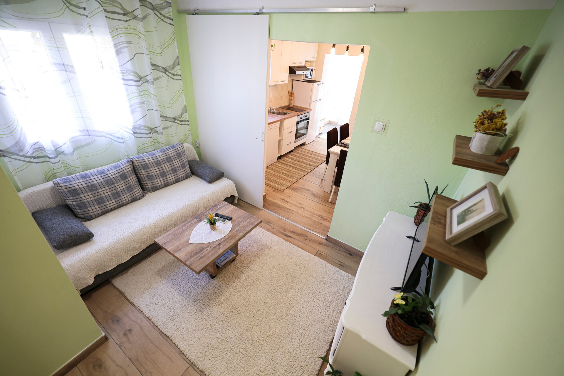 a cosy living room with couch,cabel tv