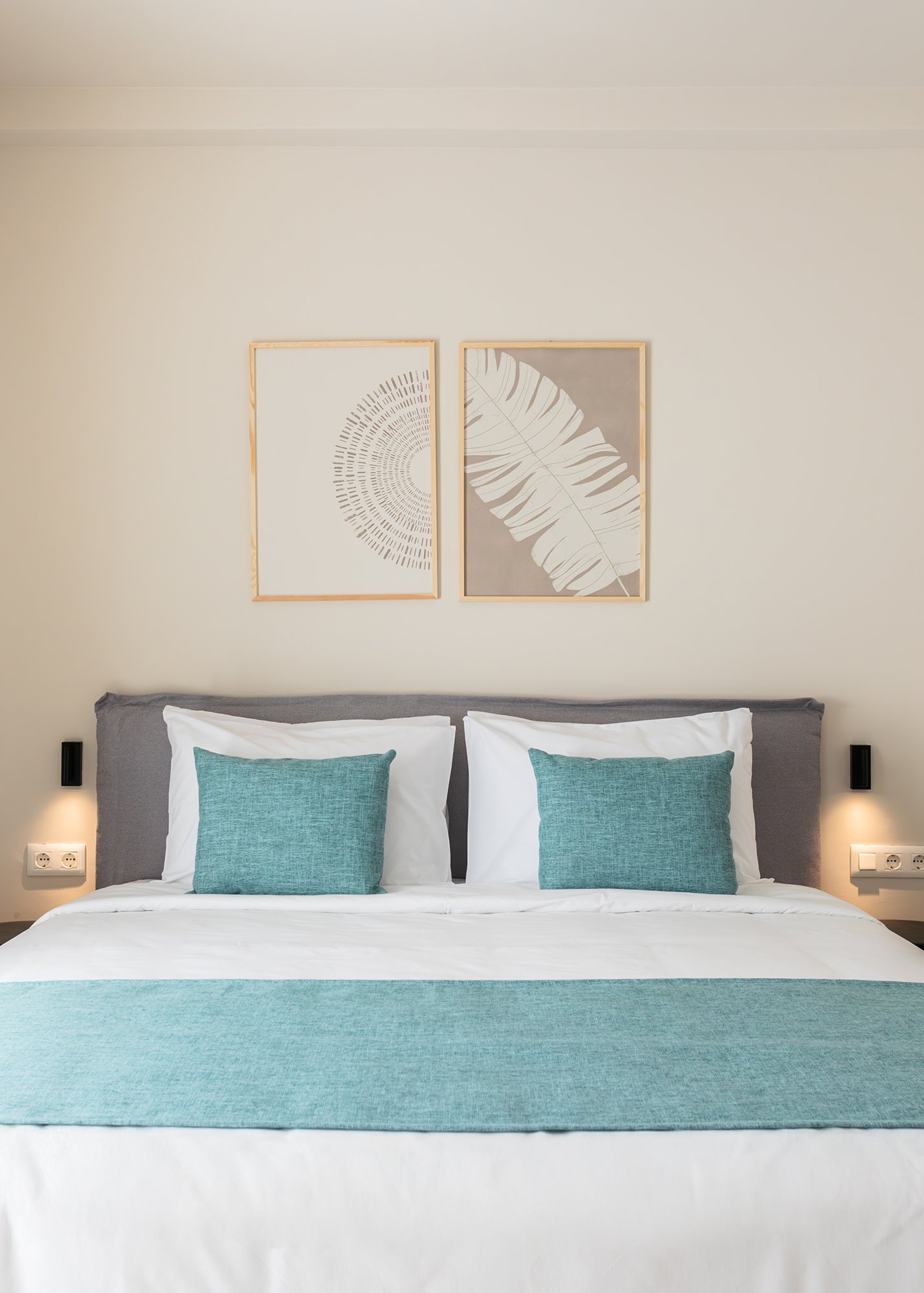 Double bed with teal accents
