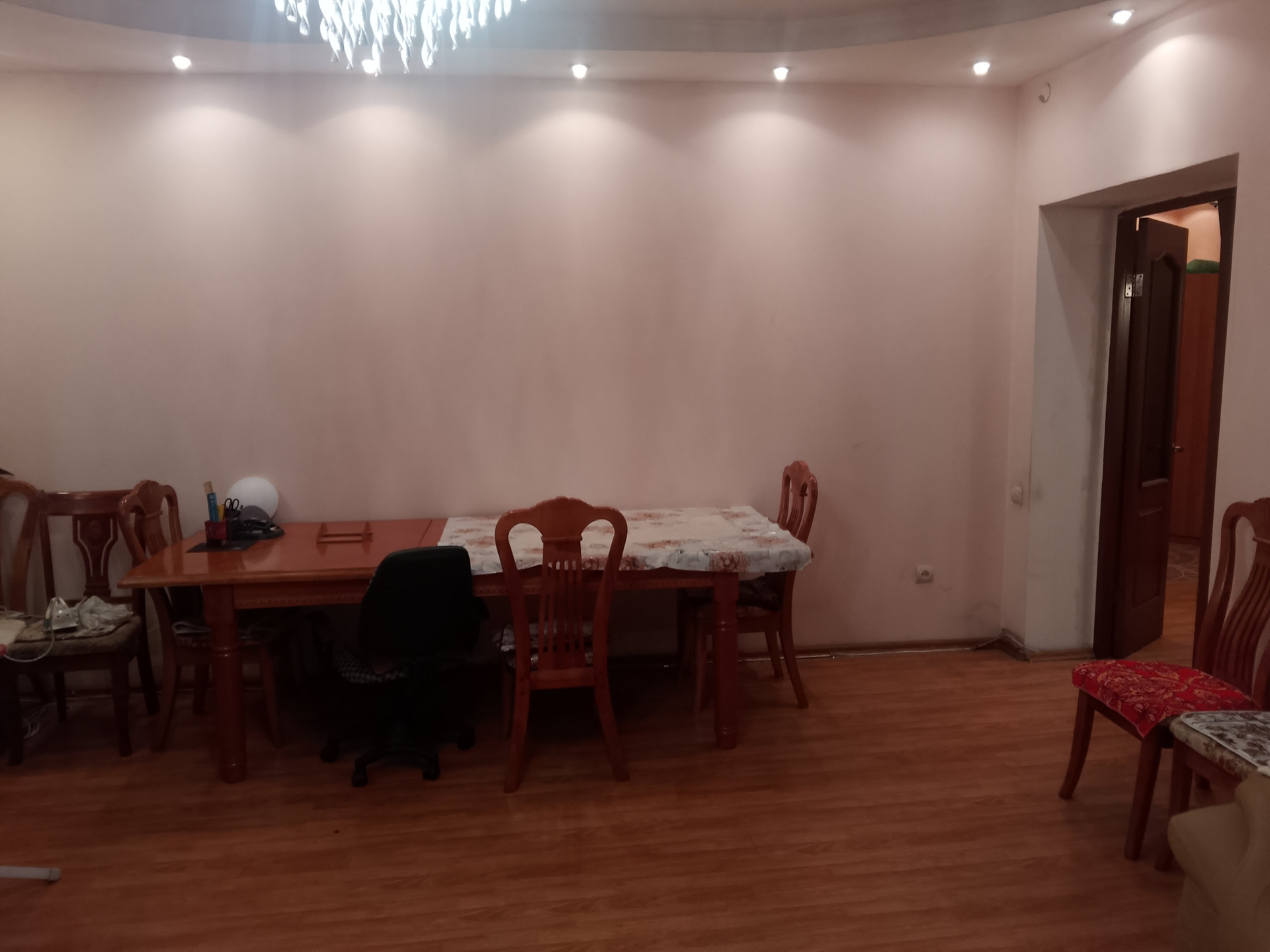 Spacious dining room with table