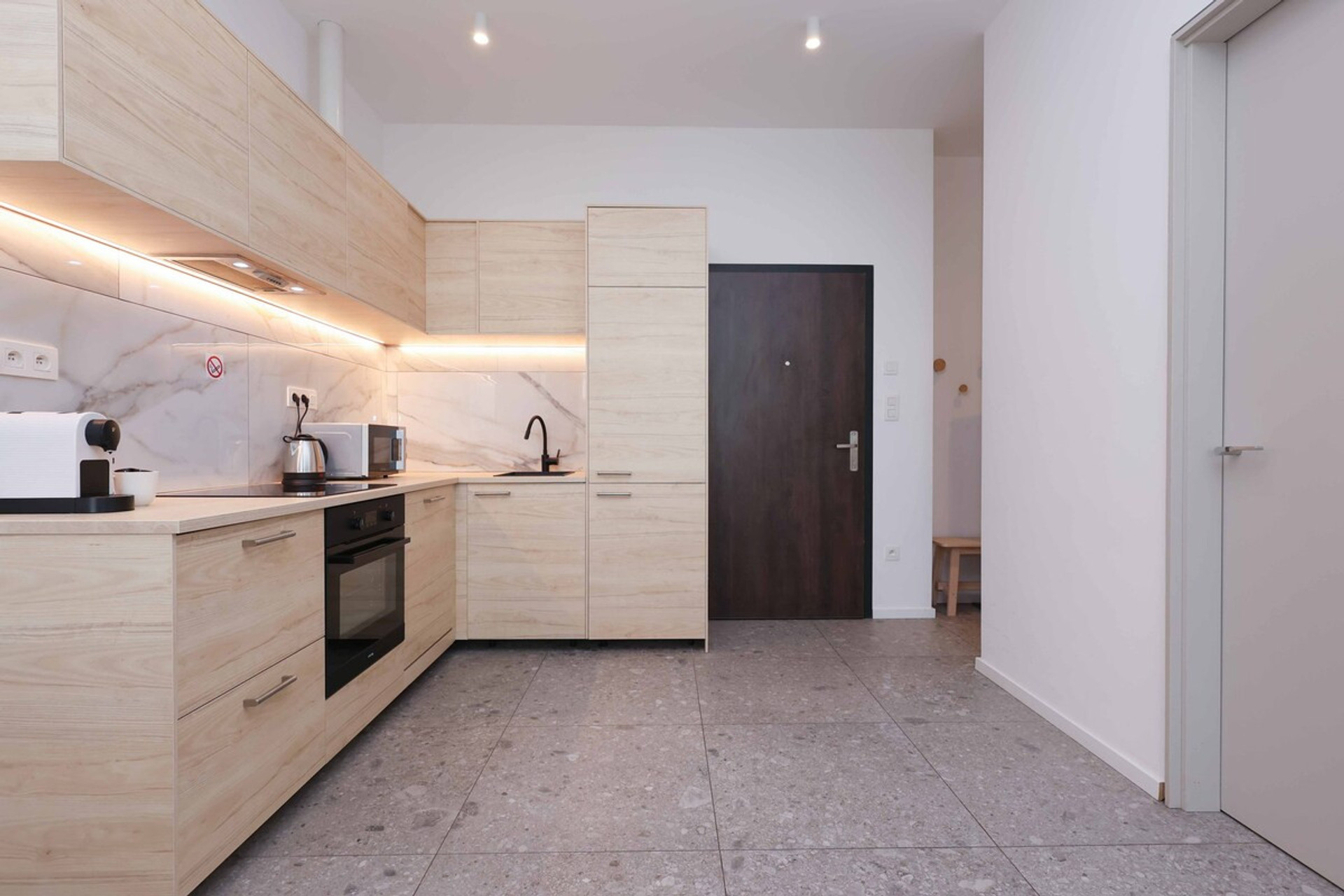Full kitchen image 2