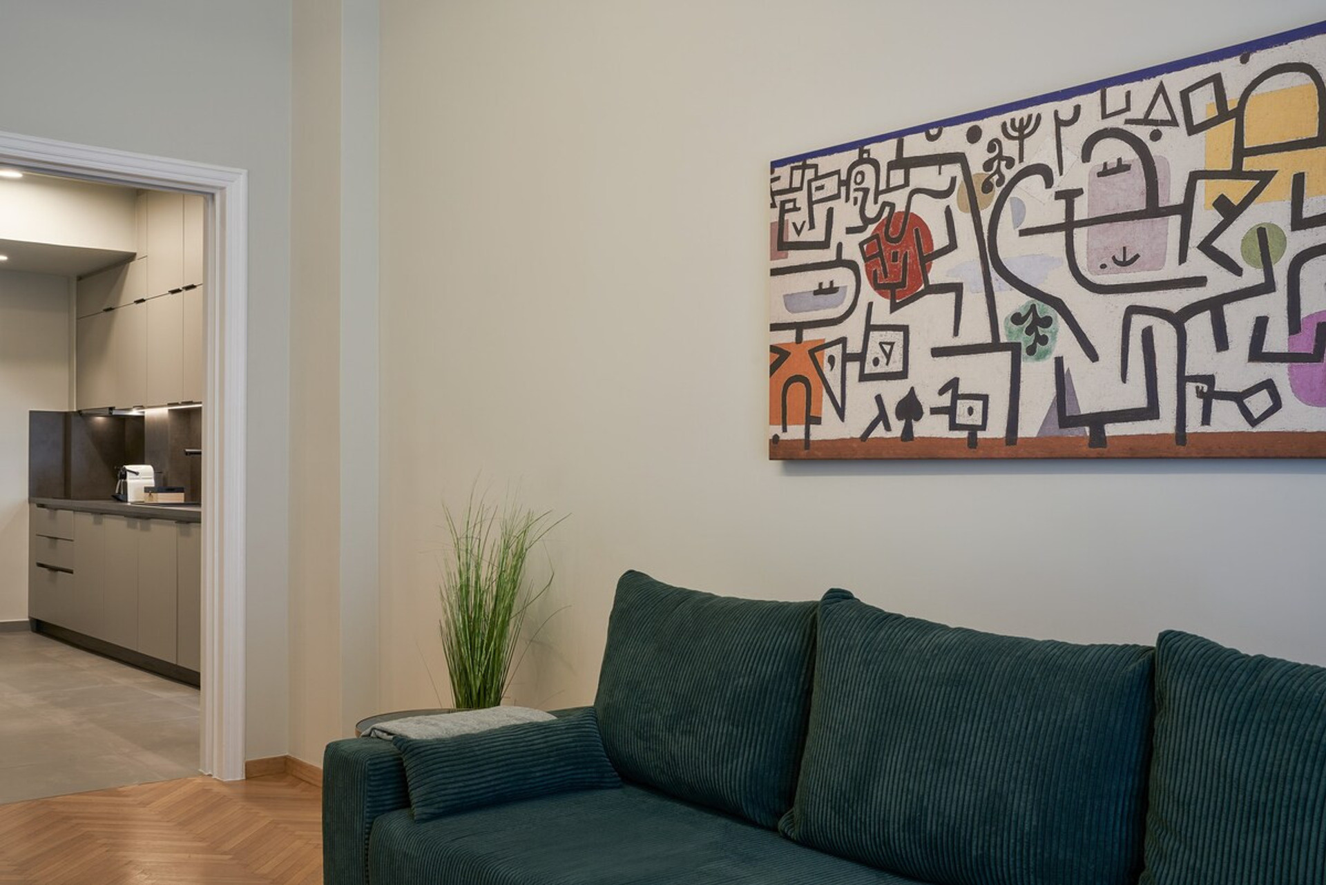 The lving room's comfortable sofa