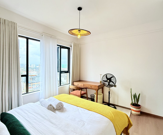 Airy 17th Floor 2BR: City Views, Balcony & Pool