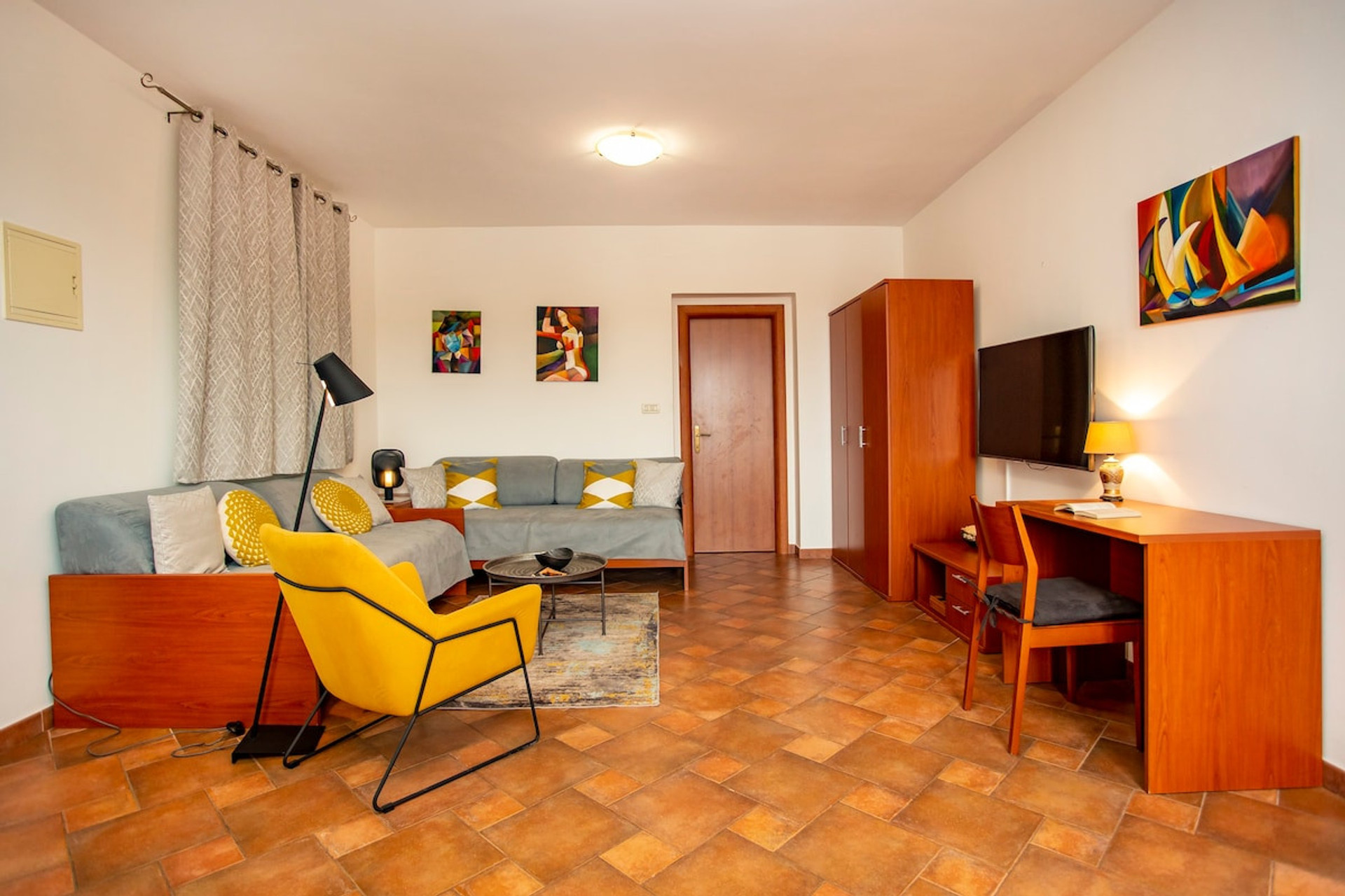 Living room image 1