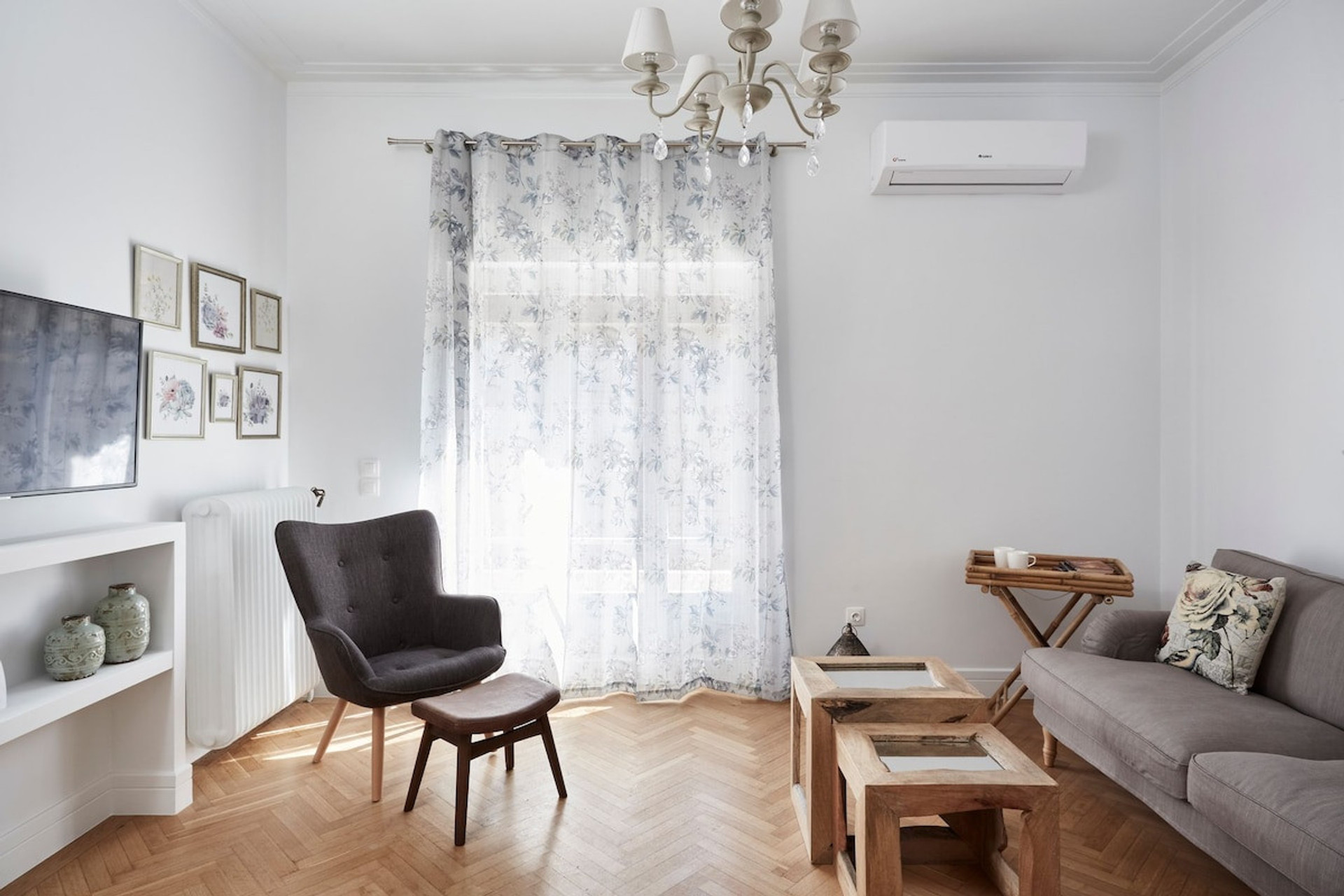 Chic, Charming with high ceilings 3 bedroom apartment