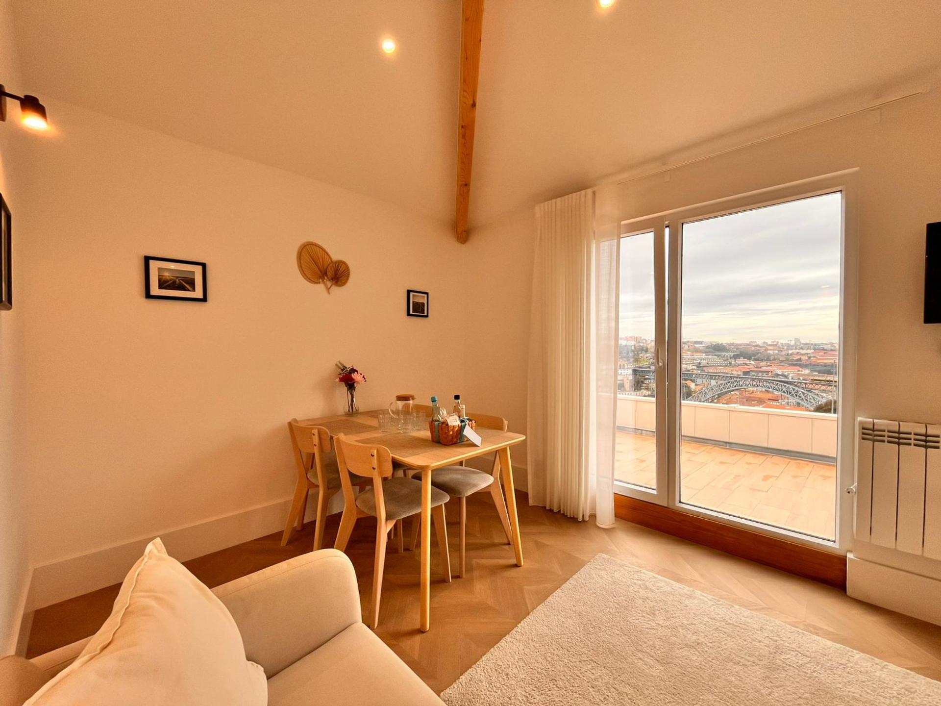 Dinning room and view to the Eiffel Bridge 