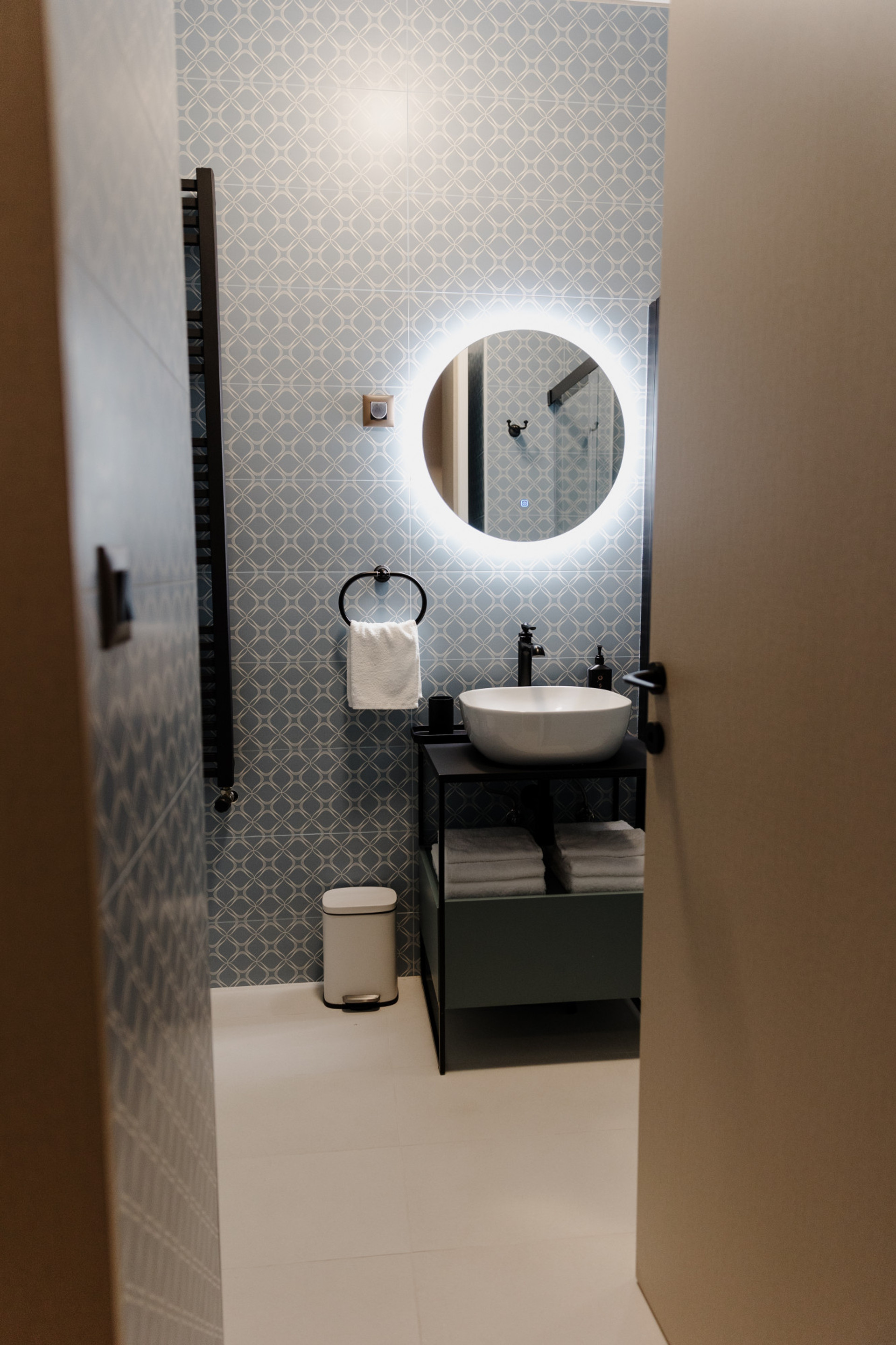 Bathroom with round mirror and sink
