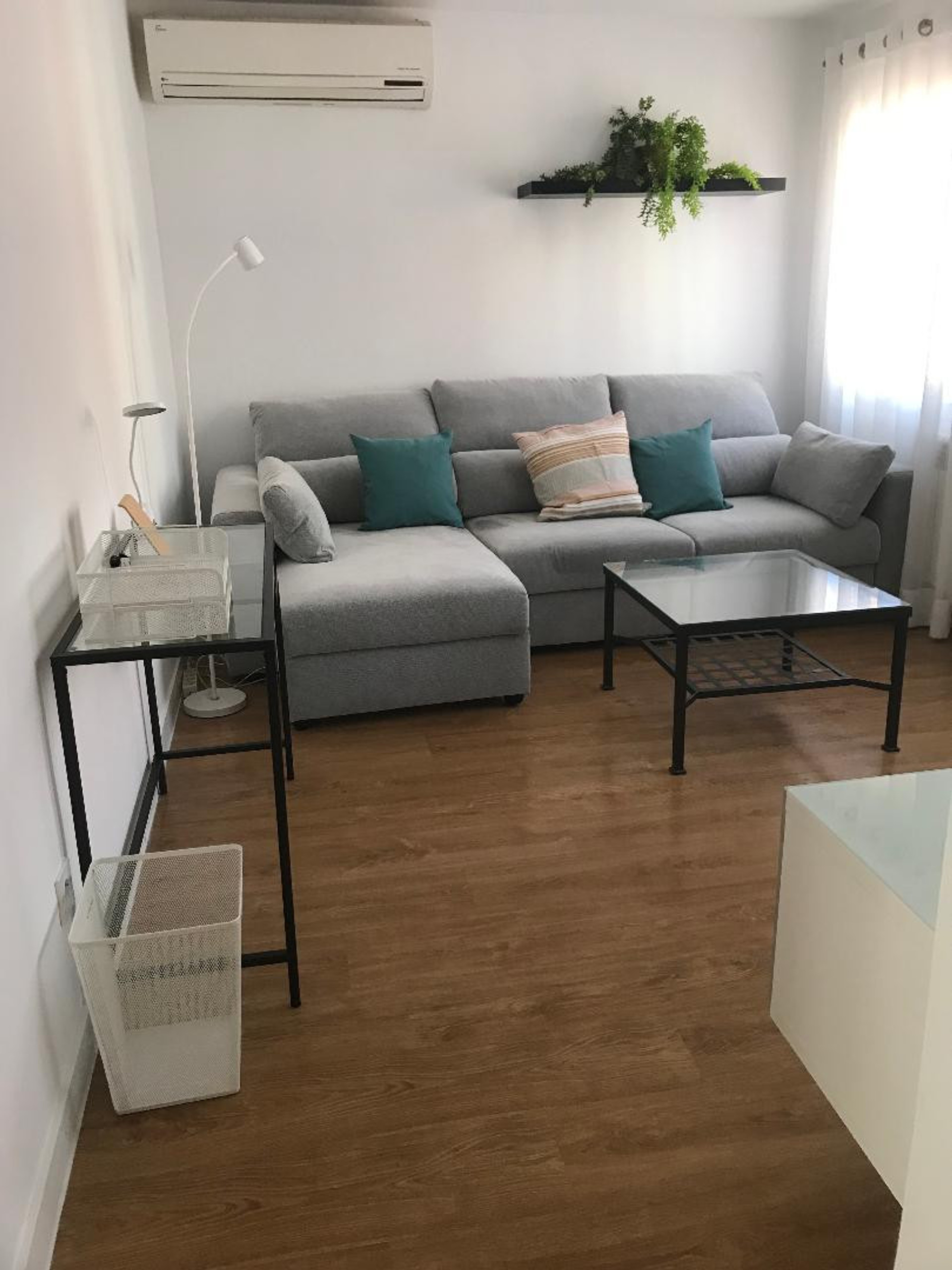 Salón con mesa de trabajo