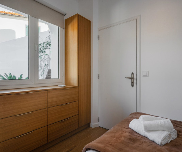 Apartamento de 2 dormitorios con jardín, piscina y vistas a la bahía sobre Funchal
