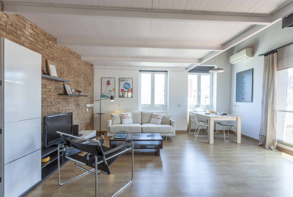 Renovated penthouse apartment w/ terrace in centre preview