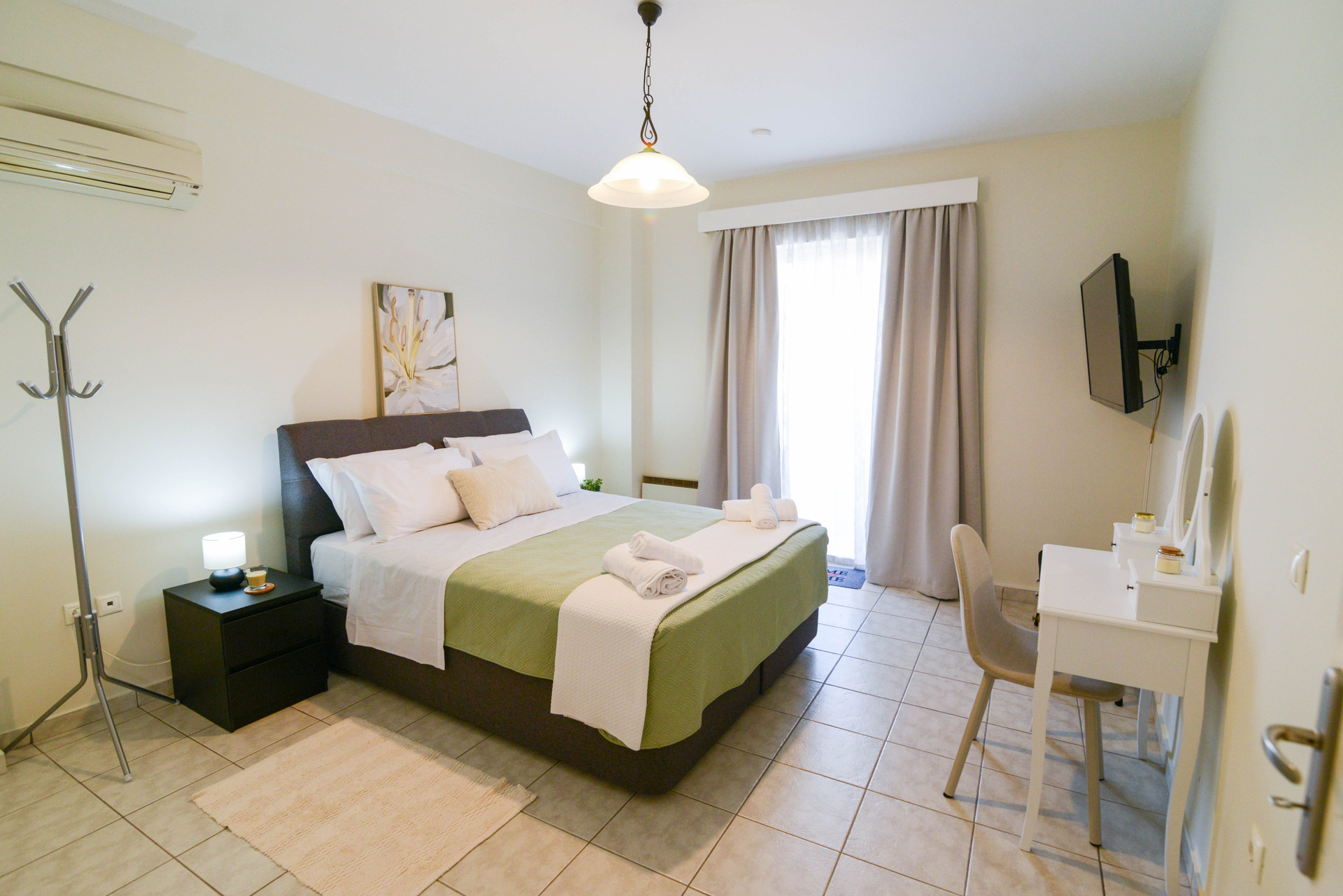 Double bedroom with TV and desk