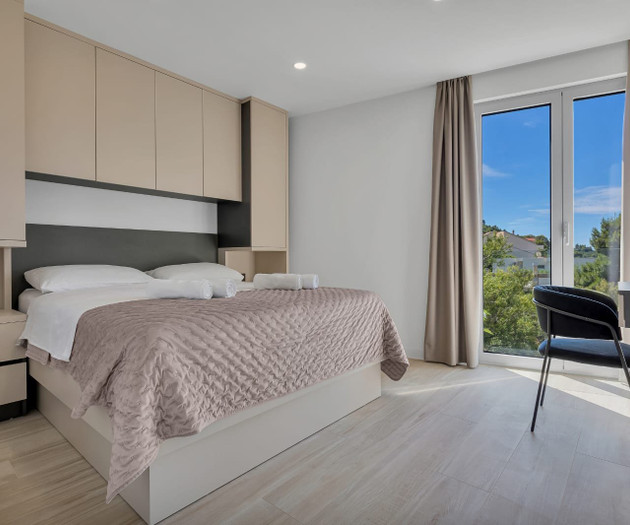 Penthouse Soll 100m from sea