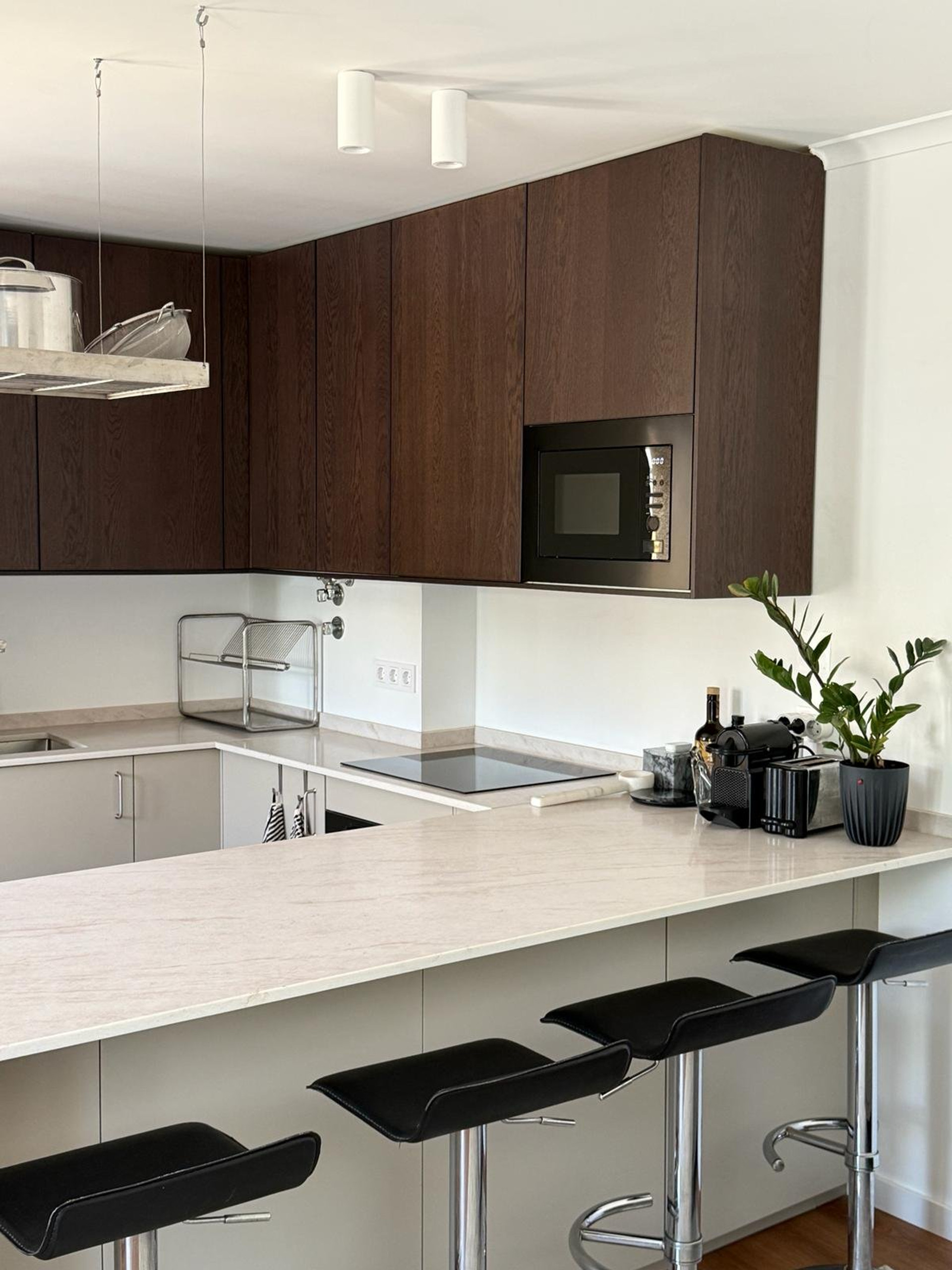 Kitchen bar counter with black stools