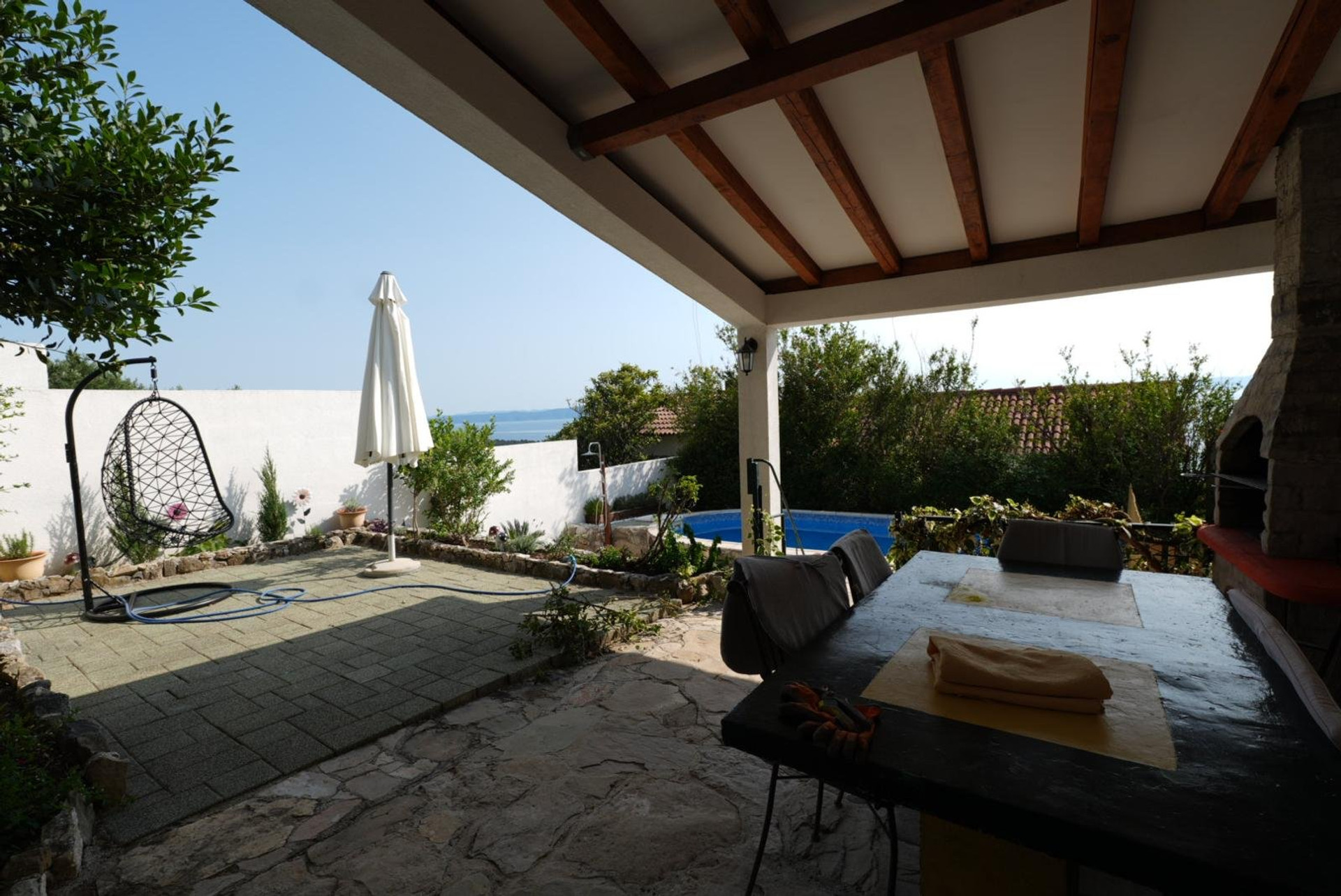 garden longue with pool towards sea