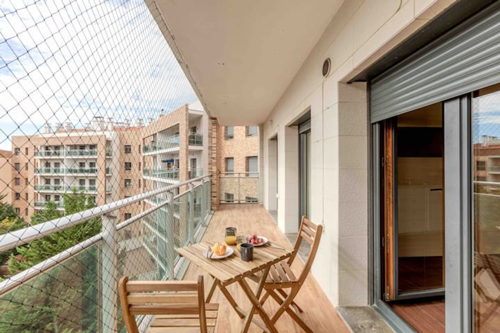 Modern 2-bedroom apartment 15 min from city center preview