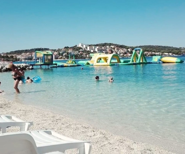 A1 apt w. shared pool & balcony,next to the beach