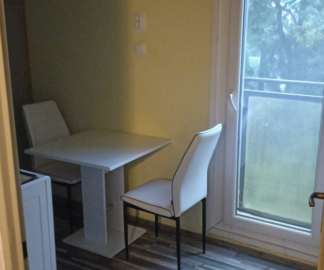2-bed flat 3-min  from PTE Med School, move-in now