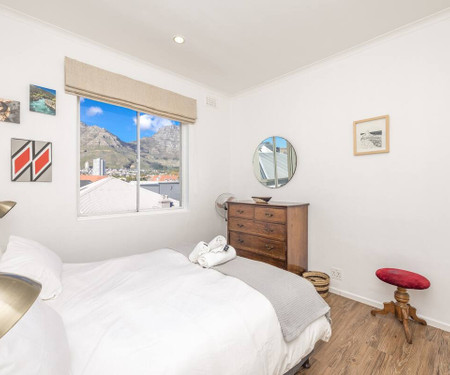 Sunny Mountain Views on Kloof Street (2bedroom)