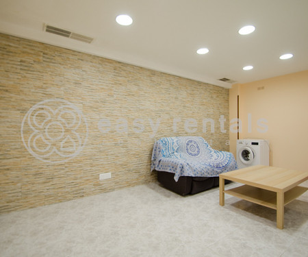 Large 100m2 ground floor apartment. Well equipped