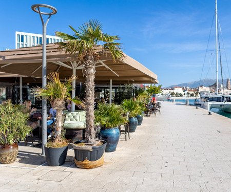 Split center flat on Bacvice beach