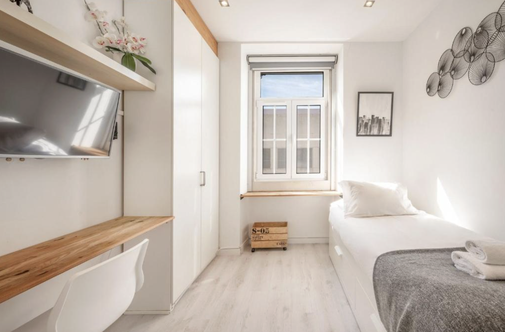 Single bedroom with TV